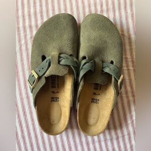 BirkenstockSuede Clogs - Olive Green